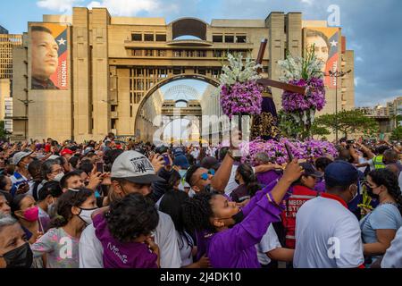 Caracas, Dtto Capital, Venezuela. 13. April 2022. Nach zwei Jahren infolge der Pandemie von Covid-19 fand am Karmittwoch erneut der Besuch der Basilika St. Teresa zur Anbetung des Nazareners mit anschließender Prozession statt. Hunderte von in Purpur gekleideten venezolanischen Gläubigen besuchen die Basilika Santa Teresa in Caracas, um den Nazarener von St. Paul zu verehren und ihr Versprechen zu bezahlen. Diese Tradition der Karwoche geht auf das 16.. Jahrhundert zurück, als Dank an San Pablo El Ermita''''o für die Beendigung der Pockenepidemie, die die Stadt heimsuchte. Caracas. Venezuel Stockfoto