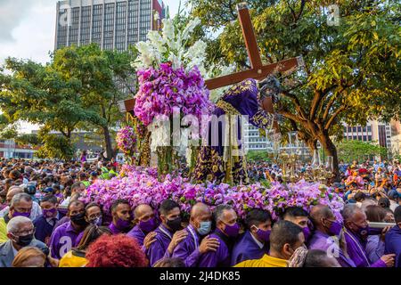 Caracas, Dtto Capital, Venezuela. 13. April 2022. Nach zwei Jahren infolge der Pandemie von Covid-19 fand am Karmittwoch erneut der Besuch der Basilika St. Teresa zur Anbetung des Nazareners mit anschließender Prozession statt. Hunderte von in Purpur gekleideten venezolanischen Gläubigen besuchen die Basilika Santa Teresa in Caracas, um den Nazarener von St. Paul zu verehren und ihr Versprechen zu bezahlen. Diese Tradition der Karwoche geht auf das 16.. Jahrhundert zurück, als Dank an San Pablo El Ermita''''o für die Beendigung der Pockenepidemie, die die Stadt heimsuchte. Caracas. Venezuel Stockfoto