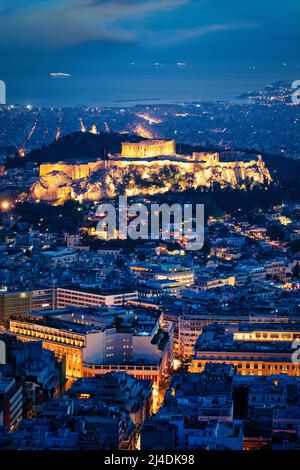 Die Nacht fällt über die historischen Ruinen der Akropolis in Athen, Griechenland. Stockfoto