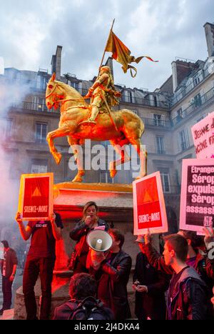 Paris, Frankreich., Französische LGBT-Gruppe, Act Up Paris, Jugendliche protestieren gegen die extrem rechte politische Partei, die Nationale Front, an der Jeanne d'Arc Statue, 1/10/2013 Stockfoto