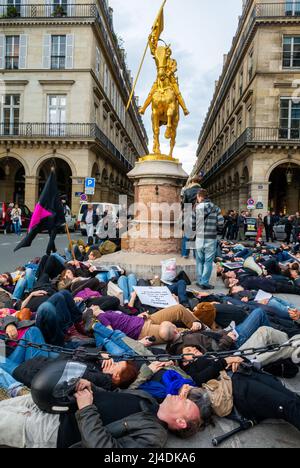 Paris, Frankreich., Französische LGBT-Gruppe, Act Up Paris, Jugendliche protestieren gegen die extrem rechte politische Partei, die Nationale Front, an der Jeanne d'Arc Statue, 1/10/2013 Stockfoto