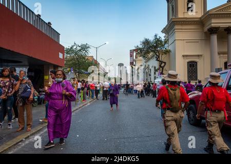 Caracas, Dtto Capital, Venezuela. 13. April 2022. Nach zwei Jahren infolge der Pandemie von Covid-19 fand am Karmittwoch erneut der Besuch der Basilika St. Teresa zur Anbetung des Nazareners mit anschließender Prozession statt. Hunderte von in Purpur gekleideten venezolanischen Gläubigen besuchen die Basilika Santa Teresa in Caracas, um den Nazarener von St. Paul zu verehren und ihr Versprechen zu bezahlen. Diese Tradition der Karwoche geht auf das 16.. Jahrhundert zurück, als Dank an San Pablo El Ermita''''o für die Beendigung der Pockenepidemie, die die Stadt heimsuchte. Caracas. Venezuel Stockfoto