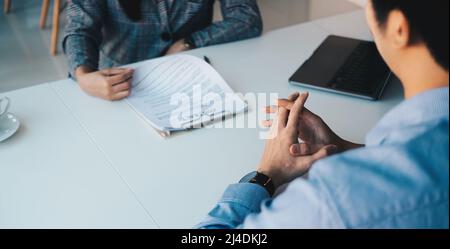 Arbeitgeber oder Rekrutierer lesen einen Lebenslauf während über Umgangssprache sein Profil des Kandidaten, Arbeitgeber führt ein Vorstellungsgespräch, Manager Ressource Stockfoto