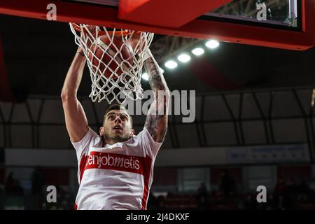 Varese, Italien. 13. April 2022. Paulius Sorokas #9 von Pallacanestro Varese OpenJobMetis erwärmt sich während des italienischen Basketballs LBA Lega Basket Ein 2021/22 regelmäßiges Saisonspiel zwischen OpenJobMetis Varese und Allianz Pallacanestro Trieste in der Enerxenia Arena, Varese. Endergebnis | Varese 76 - 92 Trieste Credit: SOPA Images Limited/Alamy Live News Stockfoto