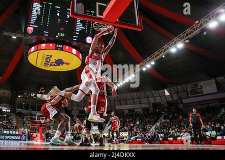 Varese, Italien. 13. April 2022. Paulius Sorokas #9 von Pallacanestro Varese OpenJobMetis im Einsatz während des italienischen Basketball LBA Lega Basket Ein 2021/22-Spiel in der regulären Saison zwischen OpenJobMetis Varese und Allianz Pallacanestro Trieste in der Enerxenia Arena, Varese. Endergebnis | Varese 76 - 92 Trieste Credit: SOPA Images Limited/Alamy Live News Stockfoto