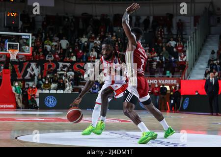 Varese, Italien. 13. April 2022. Anthony Beane #7 von Pallacanestro Varese OpenJobMetis und Corey Davis Jr #2 von Allianz Pallacanestro Trieste im Einsatz während des italienischen Basketball LBA Lega Basket Ein 2021/22-Spiel in der regulären Saison zwischen OpenJobMetis Varese und Allianz Pallacanestro Trieste in der Enerxenia Arena, Varese, Italien am 13. April, 2022 - Foto FCI/Fabrizio Carabelli/SOPA Images Final Score | Varese 76 - 92 Trieste Credit: SOPA Images Limited/Alamy Live News Stockfoto