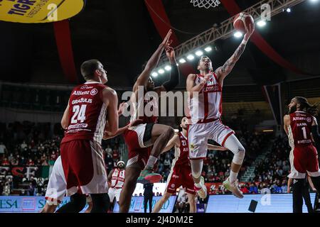 Varese, Italien. 13. April 2022. Paulius Sorokas #9 von Pallacanestro Varese OpenJobMetis im Einsatz während des italienischen Basketball LBA Lega Basket Ein 2021/22-Spiel in der regulären Saison zwischen OpenJobMetis Varese und Allianz Pallacanestro Trieste in der Enerxenia Arena, Varese. Endergebnis | Varese 76 - 92 Trieste Credit: SOPA Images Limited/Alamy Live News Stockfoto