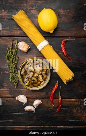 Pasta mit Muscheln rohen Zutaten, auf alten dunklen Holztisch Hintergrund, Draufsicht flach legen Stockfoto