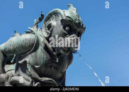 Bronzener Brunnen der Meeresmonster (Fontane dei Mostri Marini) von Pietro Tacca auf der Piazza Santissima Annunziata Florenz Italien Stockfoto