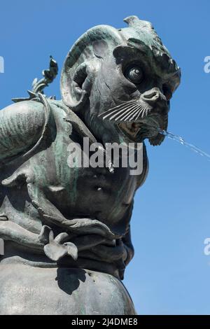 Bronzener Brunnen der Meeresmonster (Fontane dei Mostri Marini) von Pietro Tacca auf der Piazza Santissima Annunziata Florenz Italien Stockfoto