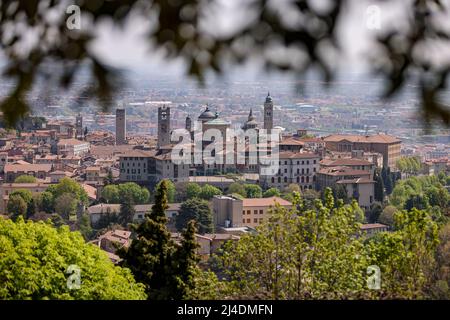 Bergamo, Italien. 14. April 2022. Blick auf die Altstadt (Citta Alta). Quelle: Jan Woitas/dpa/Alamy Live News Stockfoto