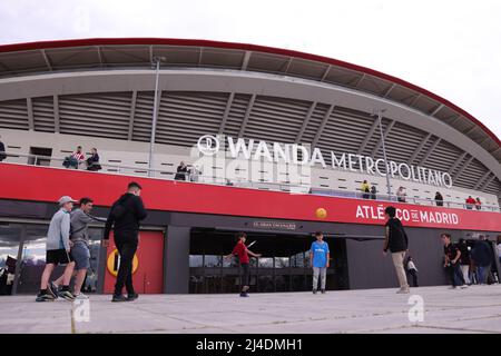 Madrid, Spanien, 13.. April 2022. Kinder spielen vor dem Spiel der UEFA Champions League im Wanda Metropolitano Stadium, Madrid, Fußball außerhalb des Bodens. Bildnachweis sollte lauten: Jonathan Moscrop / Sportimage Kredit: Sportimage/Alamy Live News Stockfoto