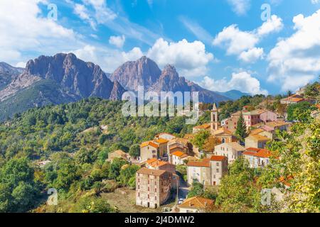 Landschaft mit Evisa, Bergdorf im Département Corse-du-Sud der Insel Korsika, Frankreich Stockfoto