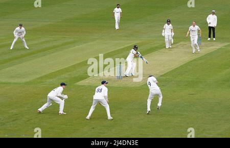 Graeme van Buuren von Gloucestershire wird vom Yorkshire-Sänger Adam Lyth beim Bowling von Steven Patterson am ersten Tag des LV= Insurance County Championship Division One-Spiels auf dem County Ground in Bristol gefangen. Bilddatum: Donnerstag, 14. April 2022. Stockfoto