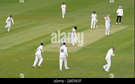 Graeme van Buuren von Gloucestershire wird vom Yorkshire-Sänger Adam Lyth beim Bowling von Steven Patterson am ersten Tag des LV= Insurance County Championship Division One-Spiels auf dem County Ground in Bristol gefangen. Bilddatum: Donnerstag, 14. April 2022. Stockfoto