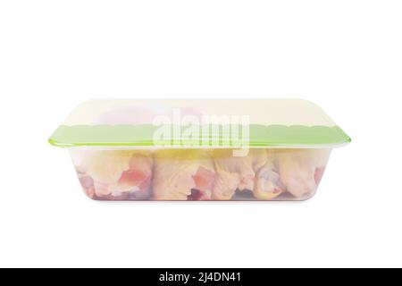 Viele frische Hühnerschenkel in einem Kunststofftablett in einem Supermarkt.Seitenansicht.Rohe Hühnerschenkel in einem Verpackungs-Tablett Stockfoto