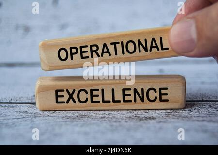 Handlicher Holzblock mit Text - Operational Excellence. Geschäftsstrategiekonzept Stockfoto