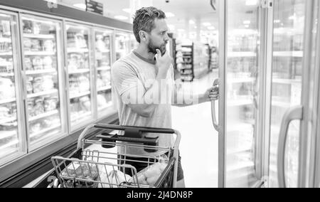 Kunde Verbraucher mit Einkäufen. Kerl im Lebensmittelgeschäft. Shopper bei Lebensmitteln. Stockfoto