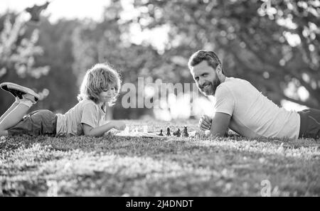 Elternschaft und Kindheit. Schachmatt. Zeit zusammen verbringen. Strategisch und taktisch. Stockfoto