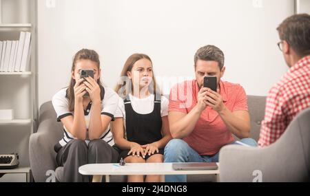 Telefon süchtig Vater Mutter und Kind bei Familie Psychologe, sucht Stockfoto