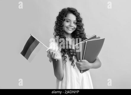 deutsche Sprache. Kinderflagge. Zurück zur Schule. Jugendliches Mädchen studieren in deutschland. Glückliche Kindheit. Stockfoto