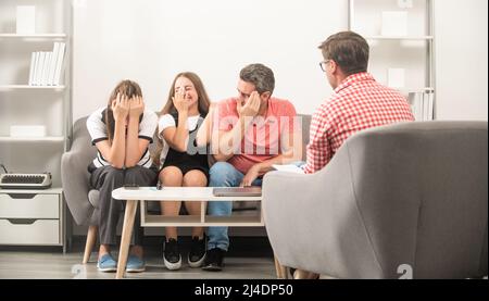 Versicherung und Adoption. Eltern-Lehrer-Treffen. Elternschaft. Vater Mutter und Kind bei Psychologiesitzung. Familientherapie. Eltern mit Kind sprechen Stockfoto