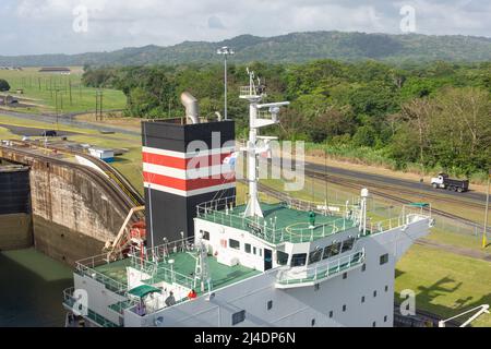 Öltanker in Gatun Locks, Panama Canal, Colon, Provinz Colon, Republik Panama Stockfoto