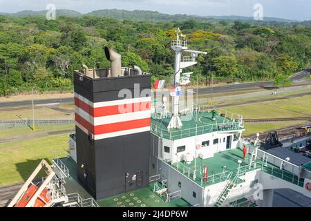 Öltanker in Gatun Locks, Panama Canal, Colon, Provinz Colon, Republik Panama Stockfoto