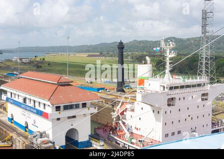 Öltanker in Gatun Locks, Panama Canal, Colon, Provinz Colon, Republik Panama Stockfoto