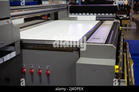 Flachbett- und UV-Rollendrucker. Druckindustrie. Stockfoto