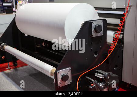 Stoffrolle eines Hybrid-Sublimationsdruckers. Druckindustrie. Stockfoto