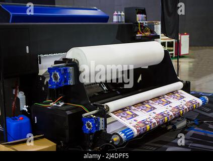 Industrieller Färbesublimationsdrucker. Druckindustrie. Stockfoto