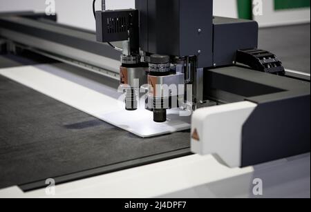 Digitale Stempelschneidemaschine Schneiden von PP-Flötenbrett. Industrielle Fertigung. Stockfoto