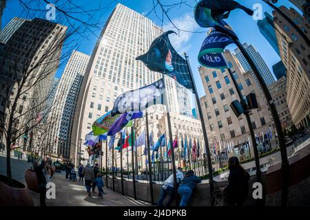 Die 193 Flaggen rund um die Eisbahn am Rockefeller Center in New York am Freitag, den 1. April 2022, zeigen die Arbeit von Einzelpersonen, die Flaggen nach dem Thema ÒOnly One EarthÓ entworfen haben. Die Zusammenarbeit zwischen dem UN-Umweltprogramm, dem Klimamuseum und dem Rockefeller Center zeigt die 193 Gewinner-Designs, die alle auf biologisch abbaubaren Flaggen gedruckt wurden. Die Flaggen bleiben bis zum 6. Mai zu sehen. (© Richard B. Levine) Stockfoto