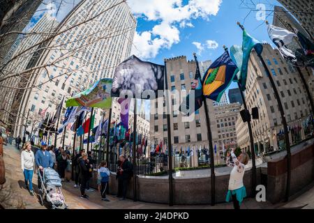 Die 193 Flaggen rund um die Eisbahn am Rockefeller Center in New York am Freitag, den 1. April 2022, zeigen die Arbeit von Einzelpersonen, die Flaggen nach dem Thema ÒOnly One EarthÓ entworfen haben. Die Zusammenarbeit zwischen dem UN-Umweltprogramm, dem Klimamuseum und dem Rockefeller Center zeigt die 193 Gewinner-Designs, die alle auf biologisch abbaubaren Flaggen gedruckt wurden. Die Flaggen bleiben bis zum 6. Mai zu sehen. (© Richard B. Levine) Stockfoto