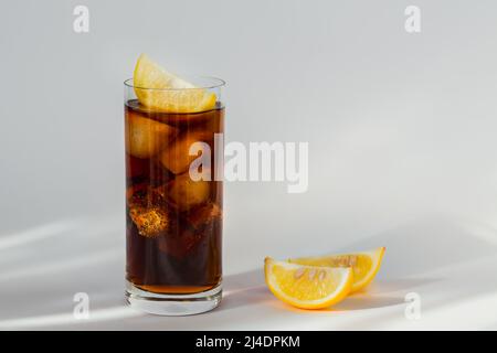 Glas Cola mit Eis und Zitrone Stockfoto