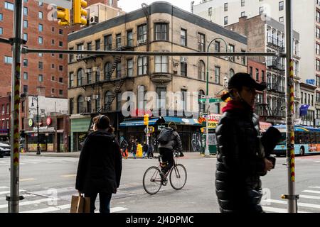 Kreuzung der Stadtteile Greenwich Village und Chelsea in New York am Dienstag, den 29. März 2022. (© Richard B. Levine) Stockfoto