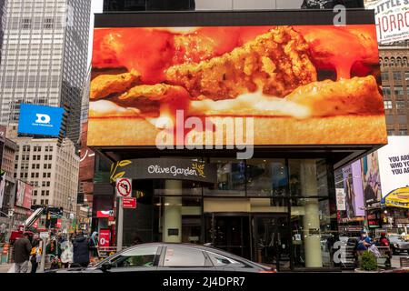 Darden RestaurantsÕ Olive Garden Restaurant mit einer Anzeige für Panera Brot darüber, am Montag, den 4. April 2022, auf dem Times Square in New York. (© Richard B. Levine) Stockfoto