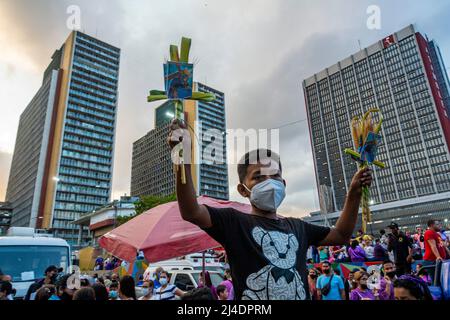 Caracas, Dtto Capital, Venezuela. 13. April 2022. Nach zwei Jahren infolge der Pandemie von Covid-19 fand am Karmittwoch erneut der Besuch der Basilika St. Teresa zur Anbetung des Nazareners mit anschließender Prozession statt. Hunderte von in Purpur gekleideten venezolanischen Gläubigen besuchen die Basilika Santa Teresa in Caracas, um den Nazarener von St. Paul zu verehren und ihr Versprechen zu bezahlen. Diese Tradition der Karwoche geht auf das 16.. Jahrhundert zurück, als Dank an San Pablo El Ermita''''o für die Beendigung der Pockenepidemie, die die Stadt heimsuchte. Caracas. Venezuel Stockfoto