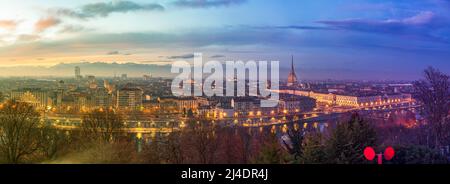 Turin, Piemont, Italien Skyline mit der Mole Antoneliana in der Abenddämmerung. Stockfoto