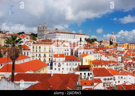 Lissabon, Portugal Skyline der Stadt über die Alfama. Stockfoto