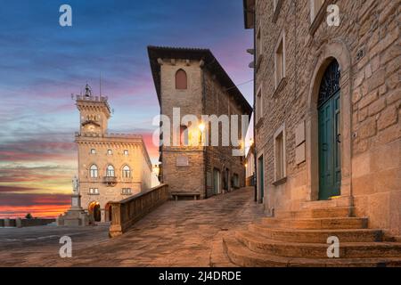 Piazza della Liberta in San Marino bei Dämmerung. Stockfoto