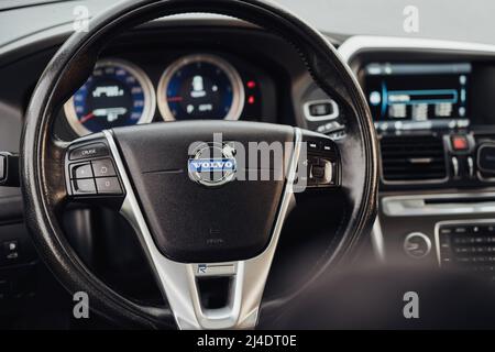 TERNOPIL, Ukraine - September 11 2021: Nahaufnahme des Lenkrads im Innenraum des Volvo XC60 Stockfoto