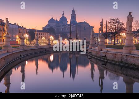 Padua, Italien bei Prato della Valle in der Abenddämmerung. Stockfoto