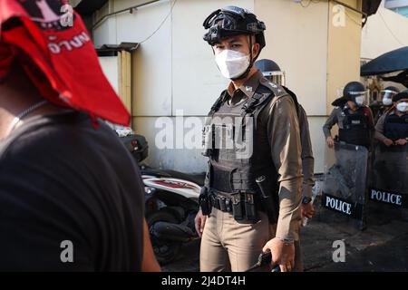 Bangkok, Thailand. 13. April 2022. Die Bereitschaftspolizei, die einen Schild hält, wacht um das Demokratiedenkmal herum und wurde von den Demonstranten mit Wasser bespritzt. (Foto: Adirach Toumlamoon/Pacific Press) Quelle: Pacific Press Media Production Corp./Alamy Live News Stockfoto