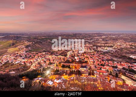 San Marino, ein Binnenland in Italien, das in der Abenddämmerung vom Monte Titano aus erreicht wird. Stockfoto