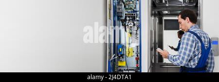 Techniker Reparieren Bedienfeld Des Defekten Elevators Stockfoto