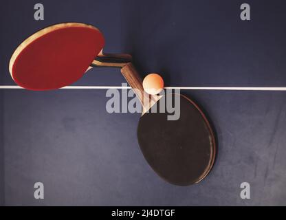 Zwei Tennisschläger und ein Ball auf dem Tisch. Tischtennis Stockfoto