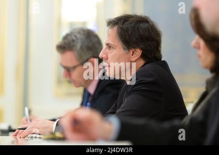 Antony Blinken, ein US-Regierungsbeamter und Diplomat, der als Außenminister der Vereinigten Staaten von 71. tätig ist, trifft sich mit dem Präsidenten der Ukraine, Petro Poroschenko. Stockfoto