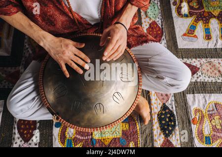 Nahaufnahme der Hand eines Mannes, der ein modernes Musikinstrument spielt, die orion-Schilfrommel Stockfoto